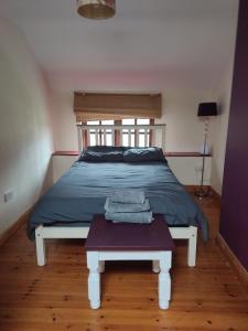 una camera da letto con un letto e un tavolo con asciugamani di 3 Lough Sheelin Cottage a Mountnugent