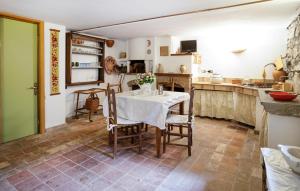 eine Küche mit einem Tisch und Stühlen im Zimmer in der Unterkunft Lovely Apartment In Verni With Wifi in Verni