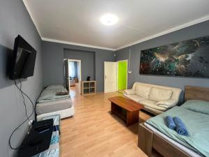 uma sala de estar com duas camas e um sofá em Family Friendly Apartman em Budapeste