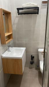 ein Bad mit einem Waschbecken und einem WC in der Unterkunft My5 Hotel in Kumasi