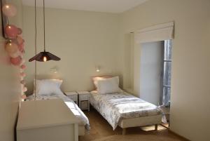 Tempat tidur dalam kamar di La Colline aux Fées propriété privée