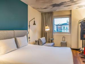 Posteľ alebo postele v izbe v ubytovaní Ibis Malaga Centro Ciudad