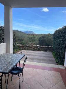 een tafel en stoelen op een patio met uitzicht bij Veliero House in Murta Maria