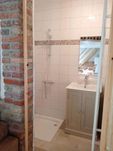 a bathroom with a shower and a sink at Gîte Saint-Valéry-sur-Somme (gîte à la ferme) in Mons-Boubert