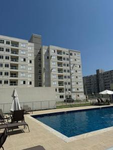 a swimming pool in front of a large building at Cobertura em Condominio no Planalto in Manaus