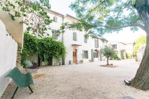 un patio vacío frente a una casa en Gabrielle Jeanne, en Maillane