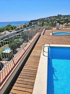 una piscina en una terraza con vistas al océano en Precioso apartamento céntrico con piscina, en S'Agaró