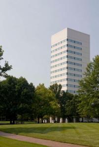 un alto edificio bianco con alberi di fronte di Hyatt Regency New Brunswick a New Brunswick