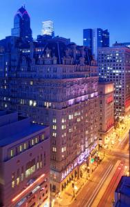 widok na miasto w nocy z budynkami w obiekcie The Bellevue Hotel, in the Unbound Collection by Hyatt w Filadelfii