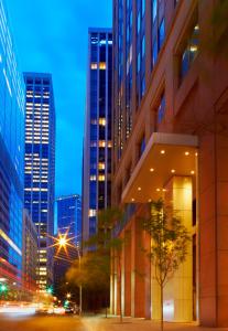 Hyatt Centric Wall Street New York في نيويورك: اطلاله على مدينه بالليل بالمباني