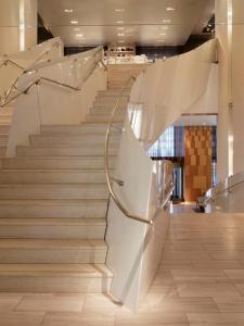 un escalier dans un bâtiment avec rampe en verre dans l'établissement Hyatt Centric Wall Street New York, à New York