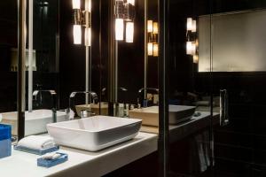 - Baño con 2 lavabos y 2 espejos en Hyatt Centric Wall Street New York en Nueva York