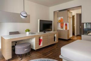 Uma TV ou centro de entretenimento em Hyatt Centric Wall Street New York