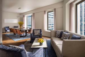 Uma área de estar em Hyatt Centric Wall Street New York