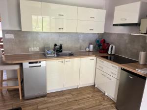 Köök või kööginurk majutusasutuses Apartamenty Kadłubek