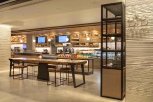 un magasin avec des tables et des chaises dans un centre commercial dans l'établissement Hyatt Regency Phoenix, à Phoenix