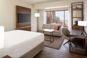 Postel nebo postele na pokoji v ubytování Hyatt Regency Phoenix Downtown