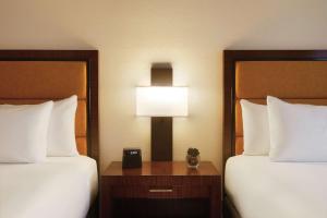 Postel nebo postele na pokoji v ubytování Hyatt Regency Phoenix Downtown