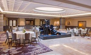 une salle de banquet avec des tables et des chaises ainsi qu'une fontaine dans l'établissement Hyatt Centric Fisherman's Wharf San Francisco, à San Francisco