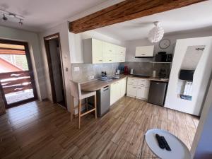 Köök või kööginurk majutusasutuses Apartamenty Kadłubek