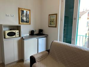 sala de estar con sofá y microondas en Etrusco Viola - Suite Giglio Rosso, en Bagno a Ripoli