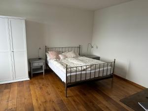 1 dormitorio con 1 cama con 2 almohadas en Kuschelige Ferienwohnung auf Reiterhof, 