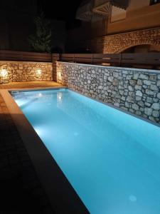 Bazén v ubytovaní Lydia's Inn 1 - Private pool, near Xylokastro alebo v jeho blízkosti