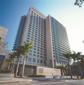 un grand bâtiment avec des palmiers devant lui dans l'établissement Grand Hyatt São Paulo, à São Paulo