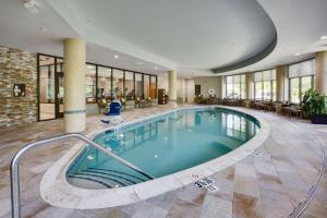 una piscina nel mezzo di una hall dell'hotel di Hyatt House Hartford North/Windsor a Windsor