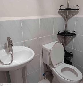 łazienka z toaletą i umywalką w obiekcie Adam&Eva Condo Staycation w mieście Lapu Lapu City