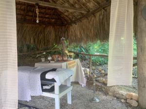 ein Bett und ein Tisch in einem Zelt in der Unterkunft Villa Noblezza in Las Lagunas