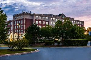 un edificio con piscina frente a él en Hyatt House Chicago Schaumburg, en Schaumburg