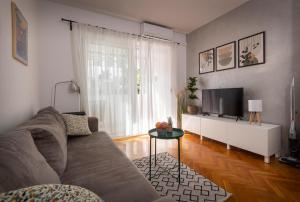 Televízia a/alebo spoločenská miestnosť v ubytovaní Apartman PeTaDo