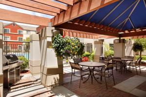 un patio con mesa, sillas y parrilla en Hyatt House Denver Tech Center, en Centennial