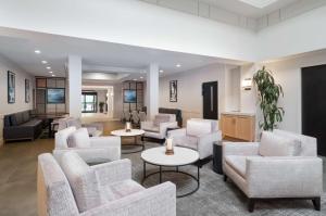 una sala de espera con sofás, sillas y mesas en Hyatt House White Plains en White Plains