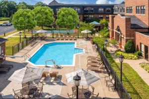 Bazén v ubytování Hyatt House Parsippany East nebo v jeho okolí
