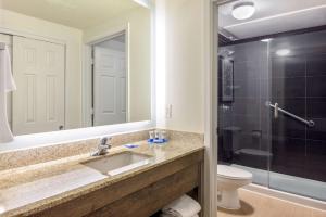 y baño con lavabo y ducha. en Hyatt House Houston Galleria, en Houston