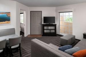 TV a/nebo společenská místnost v ubytování Hyatt House Scottsdale Old Town