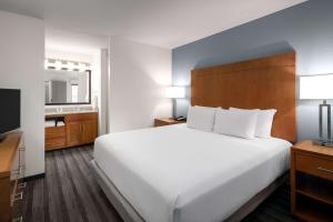 Postel nebo postele na pokoji v ubytování Hyatt House Scottsdale Old Town