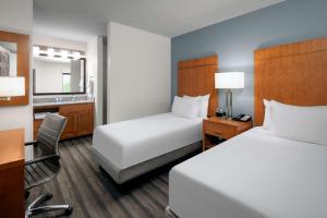Postel nebo postele na pokoji v ubytování Hyatt House Scottsdale Old Town