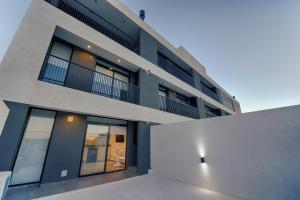 內烏肯的住宿－Apartemanto Luxury vistas Nqn 1 bed，蓝色的大建筑