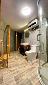 uma casa de banho com um chuveiro, um WC e um lavatório. em FAYUL RETREAT - India Highest Glamp and EcoLuxury Stay em Kalpa