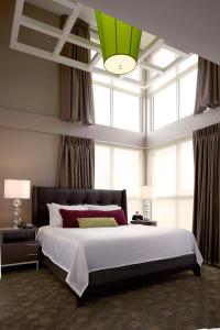 a bedroom with a large bed with a large window at Hyatt House Philadelphia-King of Prussia in King of Prussia