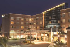 una representación de un edificio por la noche en Hyatt Place at Anaheim Resort / Convention Center en Anaheim