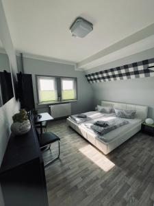 1 dormitorio con 1 cama, 1 mesa y 1 silla en Hotel Stadt Boizenburg en Boizenburg
