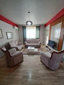 Sala de estar con 2 sofás y mesa en The house of dreams 2, en Shkodër