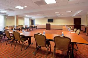 Hyatt Place Atlanta Airport North في أتلانتا: قاعة اجتماعات كبيرة مع طاولة وكراسي طويلة