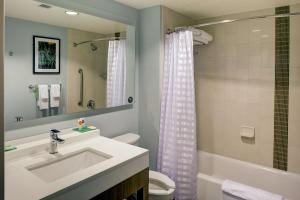y baño con lavabo, aseo y ducha. en Hyatt Place Columbia/Downtown/The Vista en Columbia