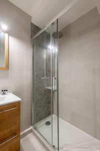 eine Dusche mit Glastür im Bad in der Unterkunft Malakoff - Cosy appartement tout équipé aux portes de Paris in Malakoff