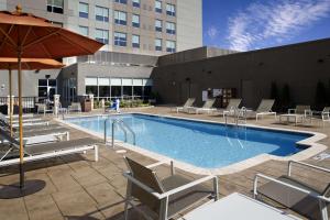 Бассейн в Hyatt House Raleigh North Hills или поблизости